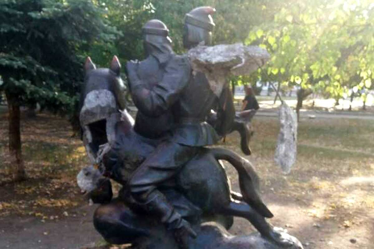 Под Харьковом вандалы разрушили очередную скульптуру (фото)