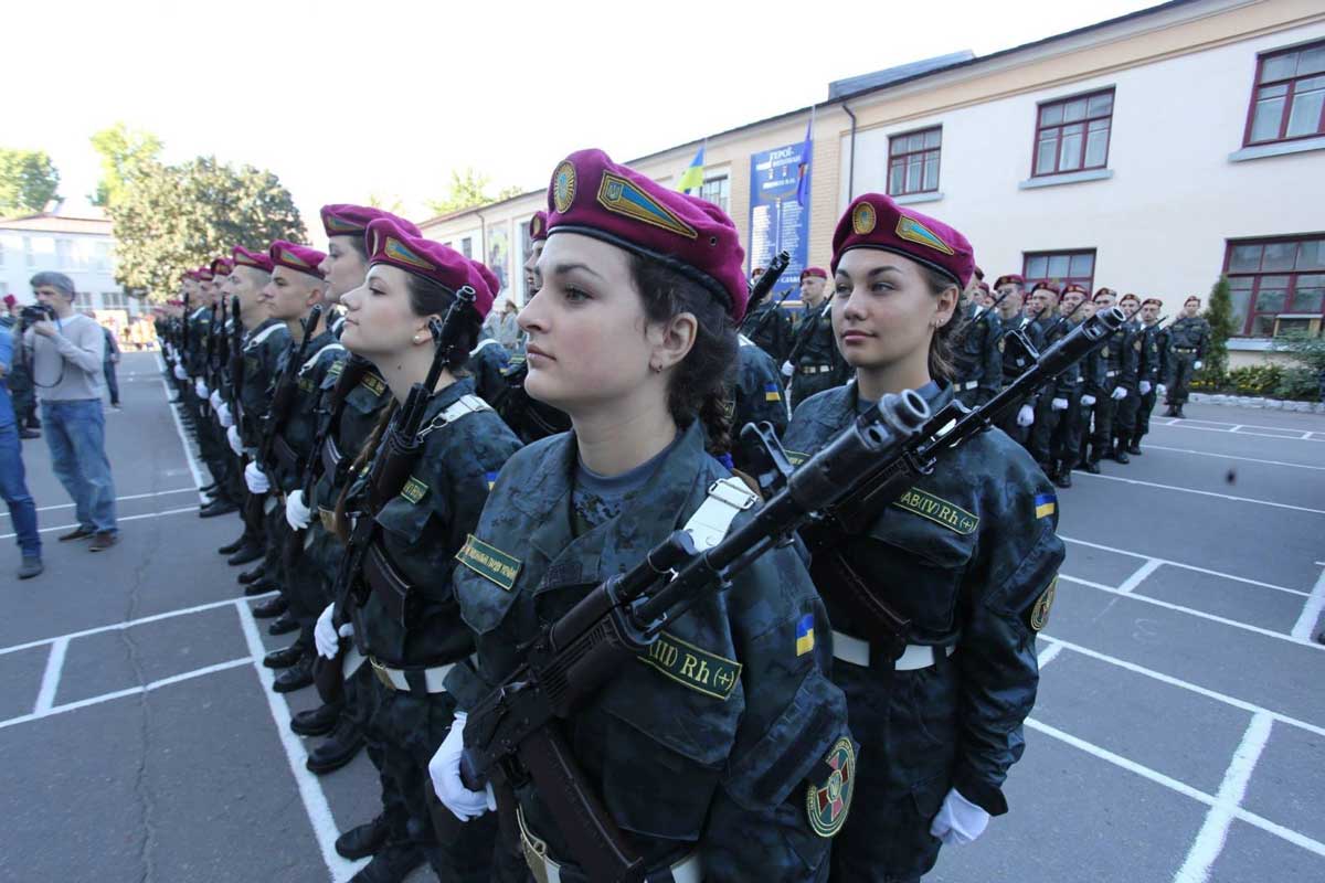 Харьковские гвардейцы будут ходить на ходулях (видео)