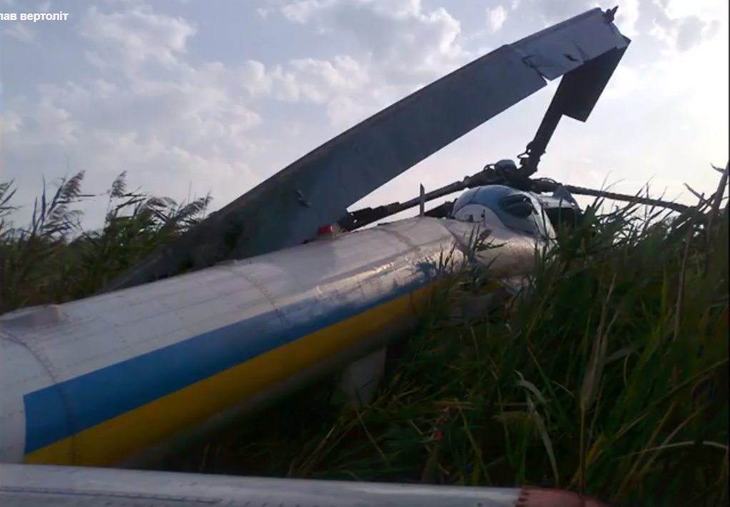 В Сети появилось видео с места падения вертолета под Харьковом