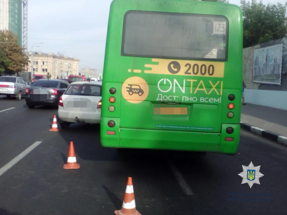 В Харькове маршрутка попала в аварию (фото)