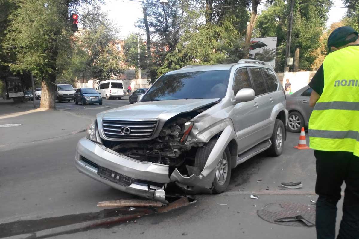 В центре Lexus попал в ДТП, водитель сбежал (фото)