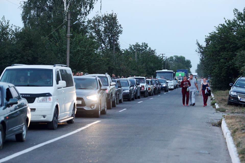 В Сети появилось видео многокилометровой пробки под Харьковом