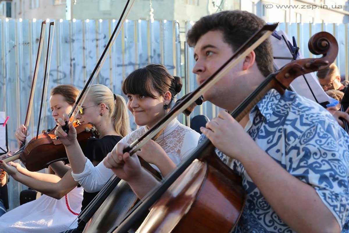 В Харькове возле метро сыграет оркестр