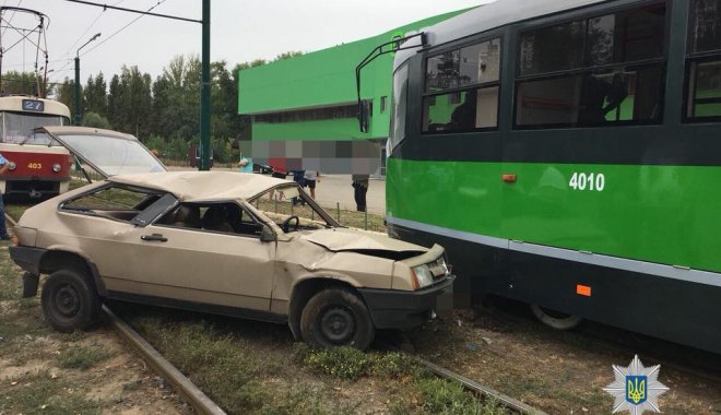 В Харькове трамвай сбил восьмерку