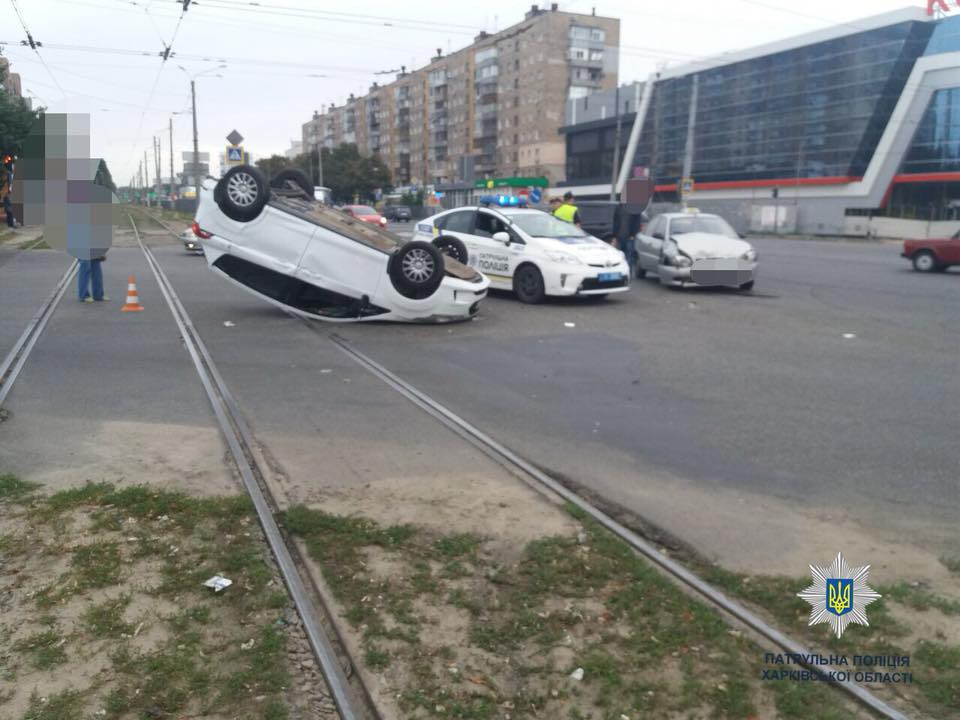 Авария в Харькове: машина перевернулась на крышу (фото)