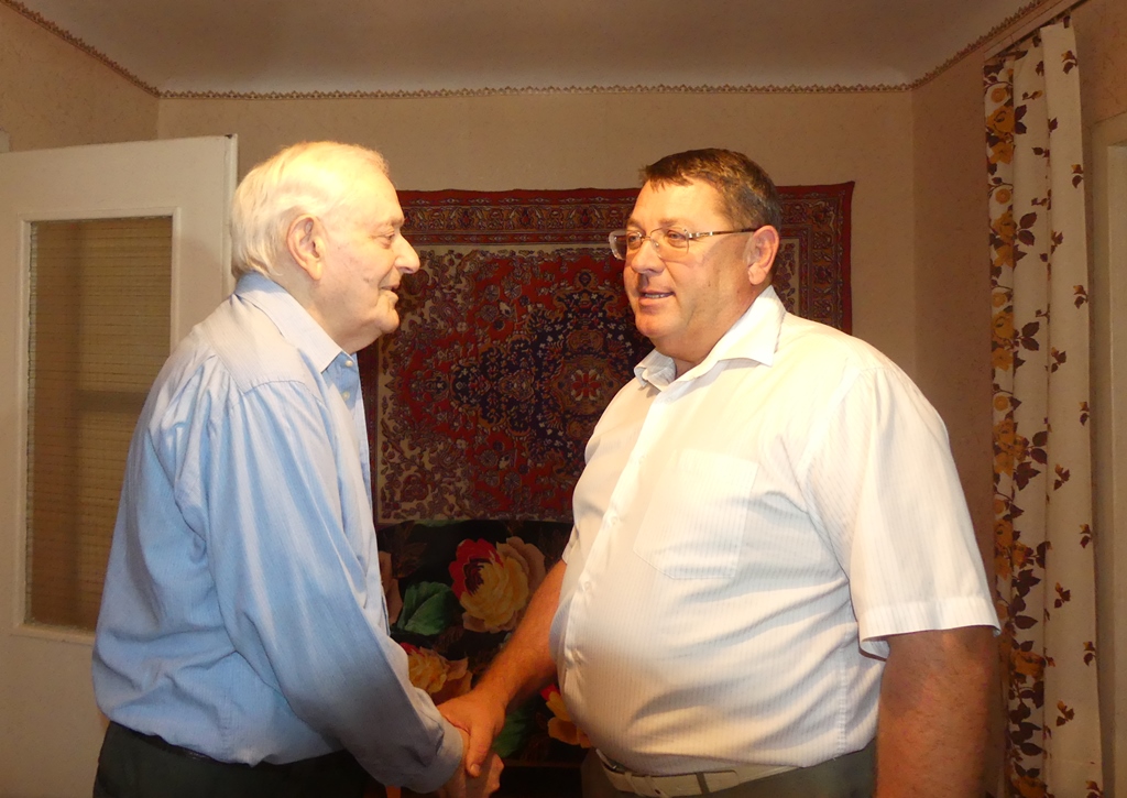 Под Харьковом старикам раздали продукты