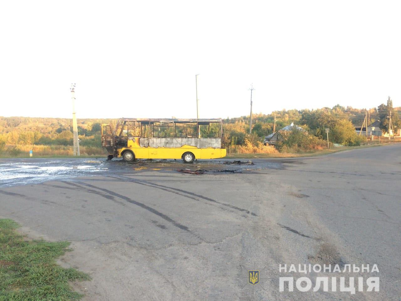 Под Харьковом дотла сгорел пассажирский автобус (фото)