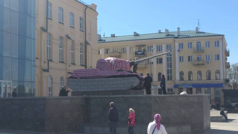 Танк на площади Конституции обмотали розовой тряпкой (фото)
