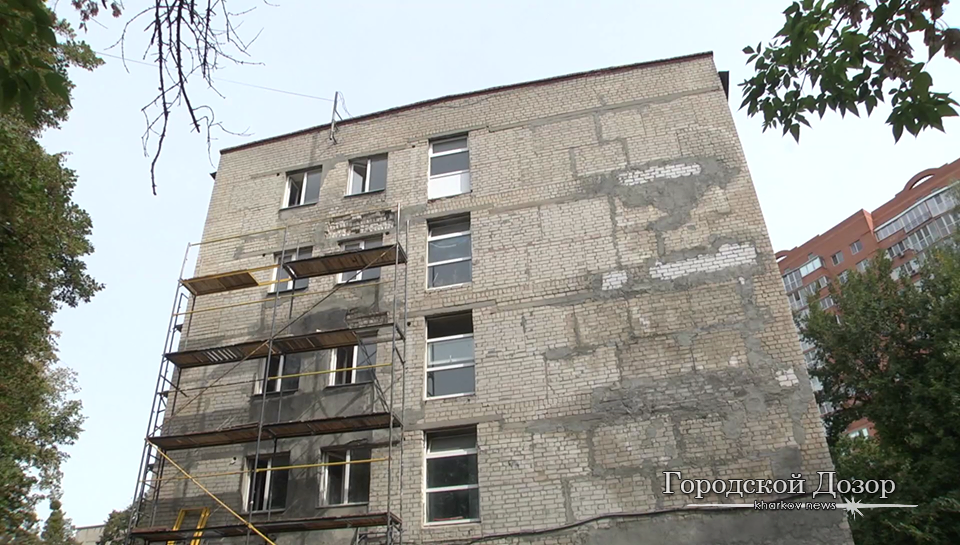 Со стены харьковского дома падают кирпичи (фото)