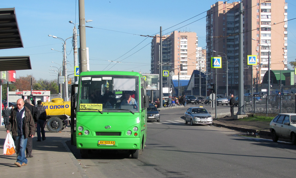 Харьковчане просят обезопасить остановки