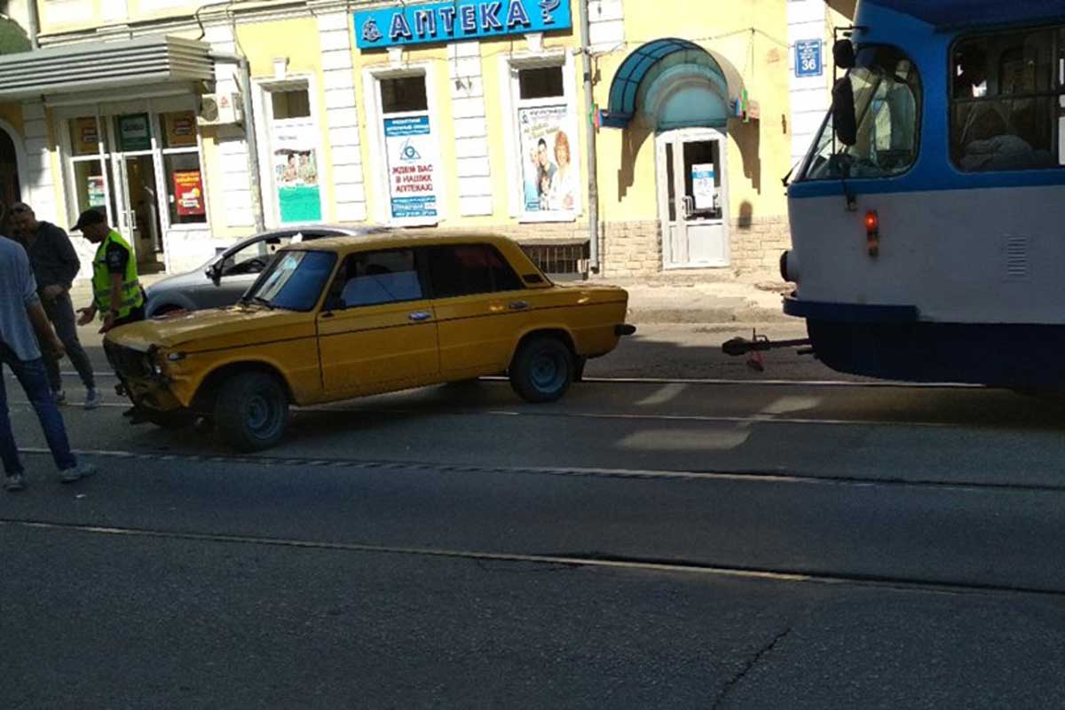 На Полтавском Шляхе стоят трамваи (фото)