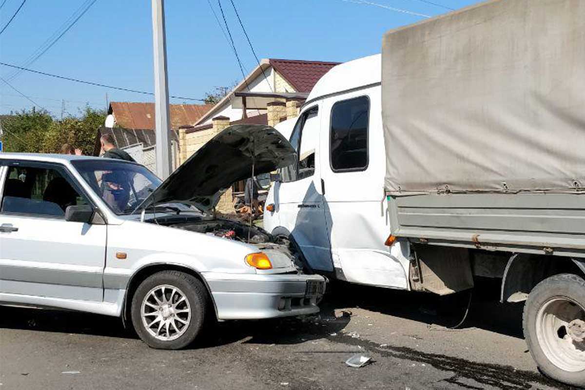 В Харькове столкнулись легковушка и грузовик