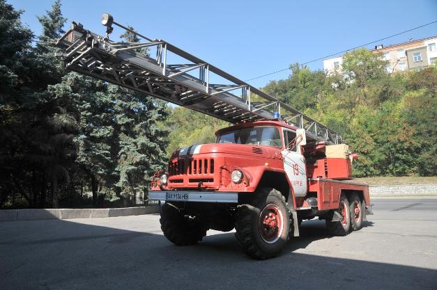Харьковский тракторный завод передал службе по чрезвычайным ситуациям пожарную машину с тридцатиметровой лестницей