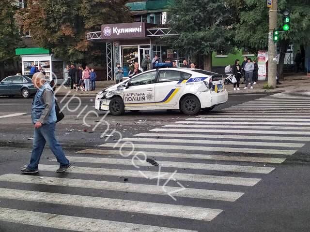 На ХТЗ - авария с участием машины полиции (фото)