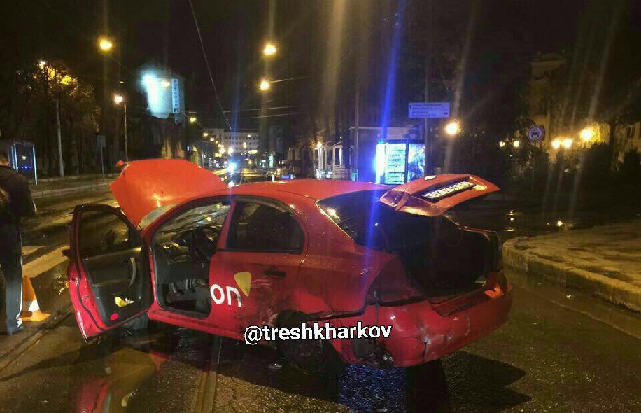 В Харькове такси влетело в витрину магазина (фото, дополнено)