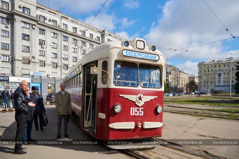 По Харькову начал ездить экскурсионный трамвай (фото)