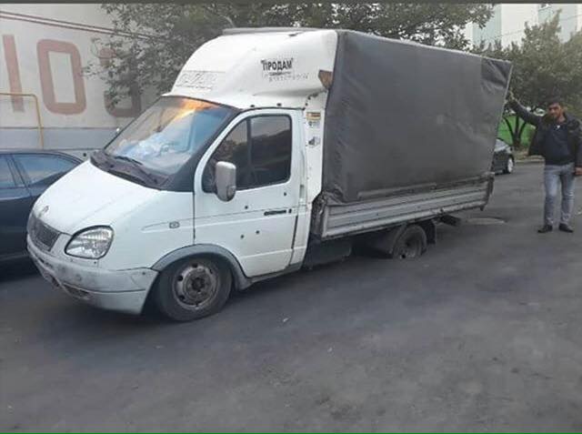 В Харькове грузовик провалился в асфальт (фото)