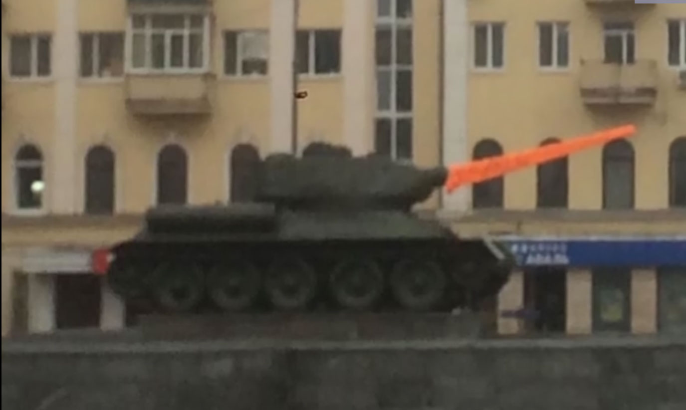 Дуло танка на площади Конституции - теперь оранжевое (фото, видео)