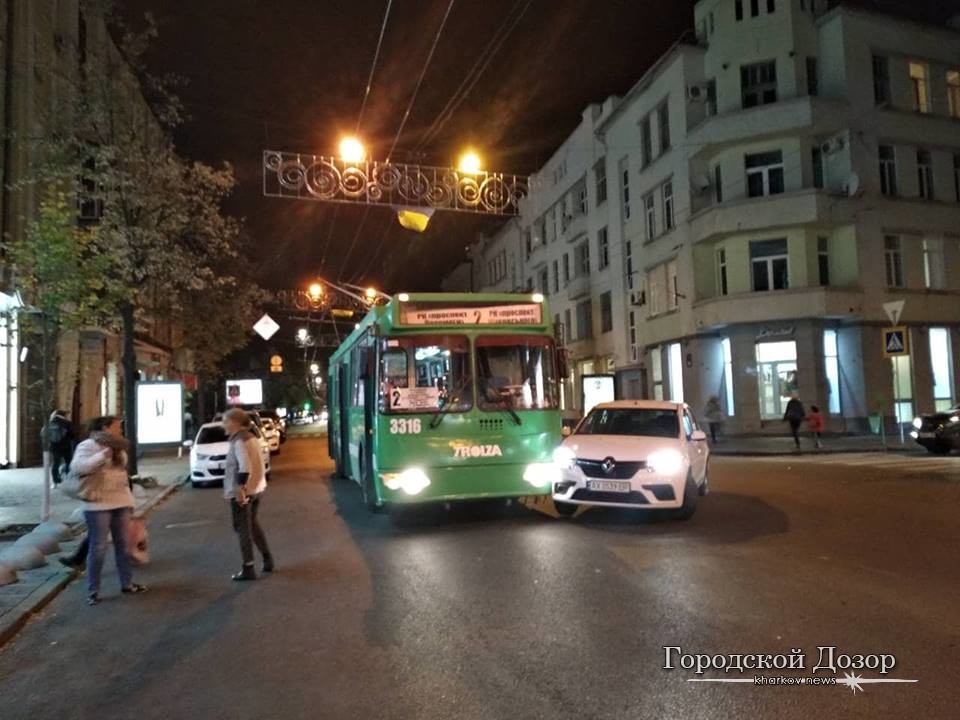 На Сумской троллейбус попал в аварию (фото)