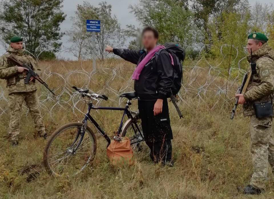 Под Харьковом американец на велосипеде пытался прорваться к любимой (фото)
