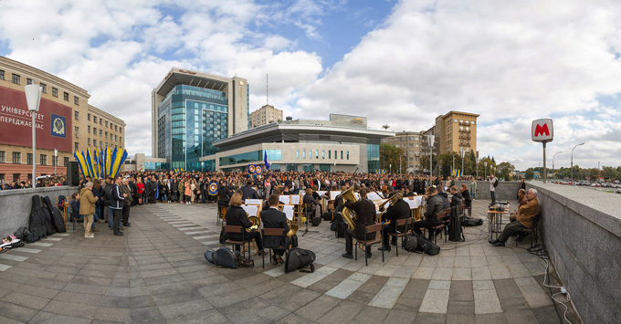 В Харькове посреди улицы сыграли два оркестра (фото)