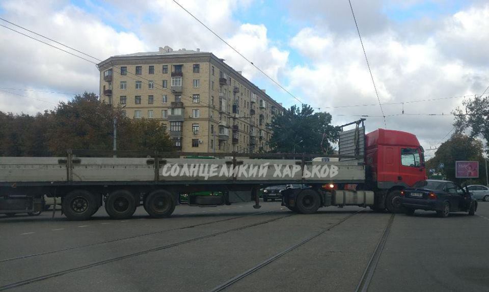 ДТП на Московском: фура перегородила дорогу (дополнено)