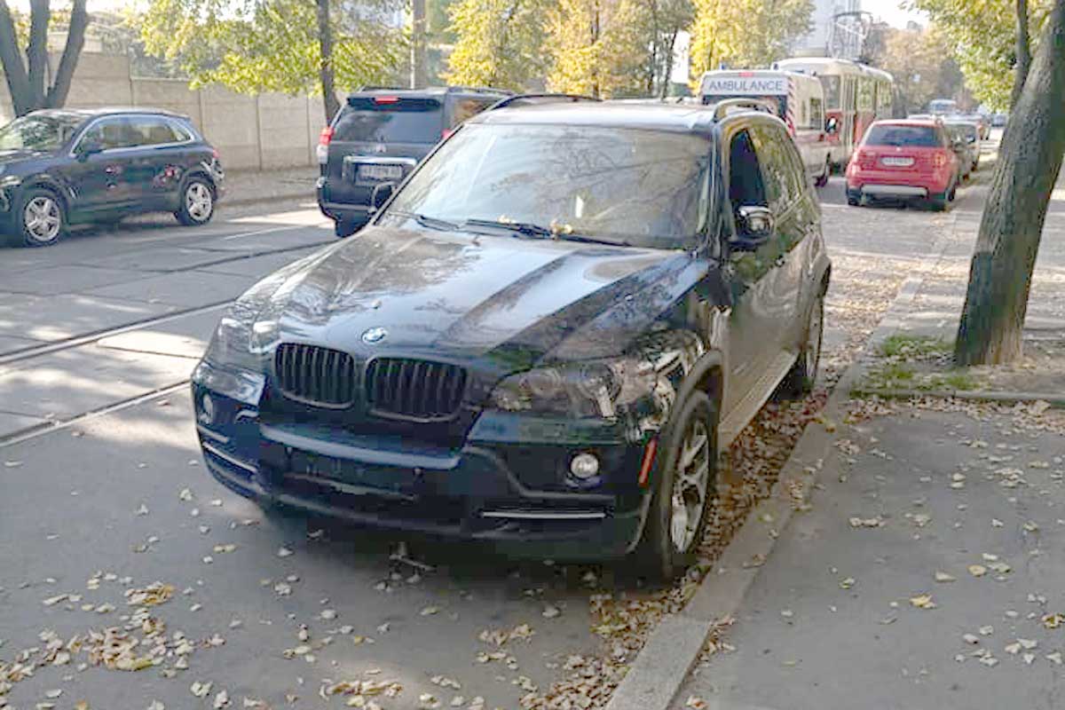 В центре Харькова нашли бесхозный BMW X5 (фото)