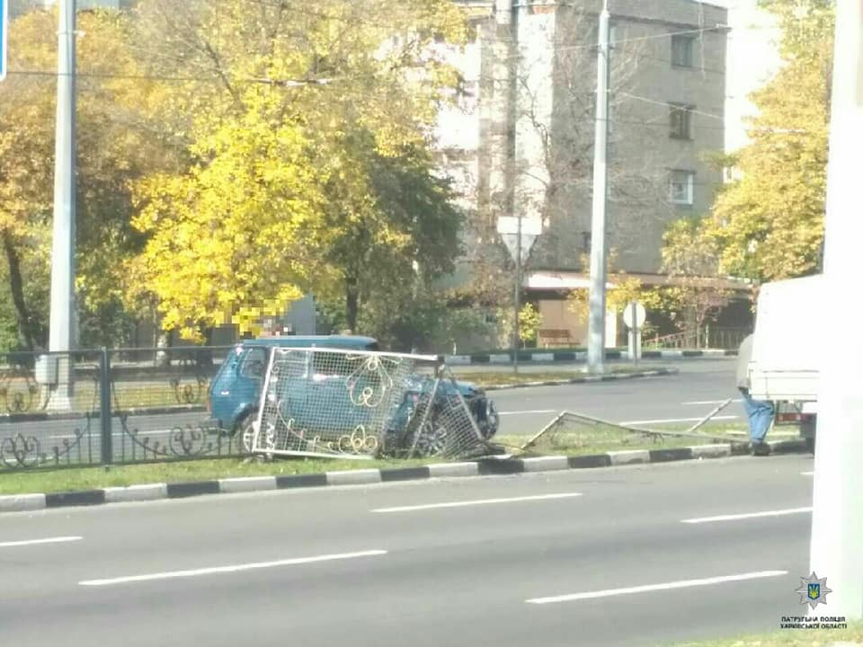 На Гагарина машина снесла забор (фото, дополнено)