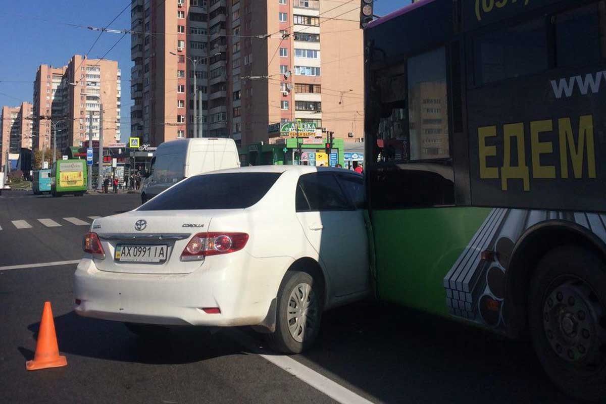 В Харькове троллейбус попал в ДТП (фото)