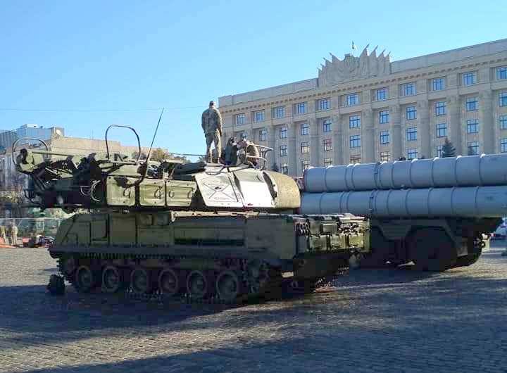 На площадь Свободы стягивают военную технику (фото, дополнено)