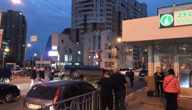 Пьяное ДТП на Павловом поле: машина перевернулась посреди дороги (фото)