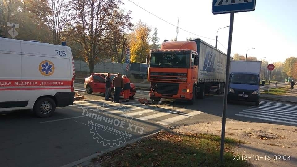 На ХТЗ фура припечатала легковушку (фото, дополнено)