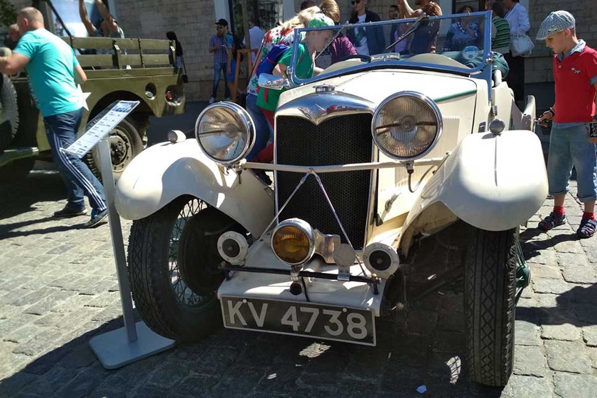 По Харькову проедут старинные автомобили