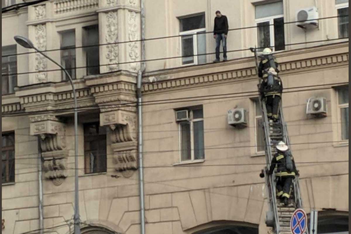 На площади Конституции снимают мужчину с карниза (фото)