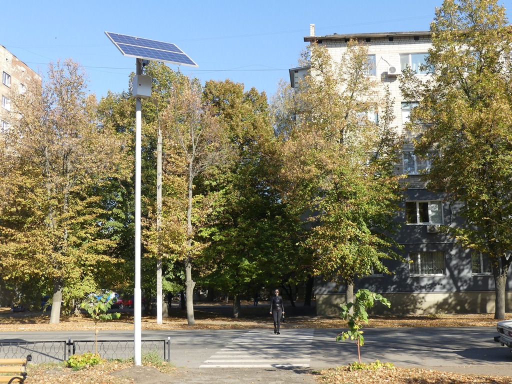 Под Харьковом пешеходные переходы освещают солнечными батареями (фото)