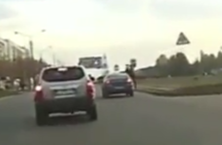 В Сети появилось видео, как в Харькове машина сбивает человека