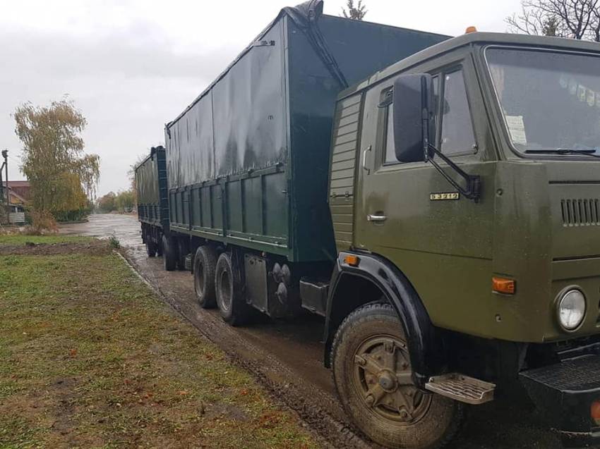 Под Харьковом грузовик провалился в яму (фото)