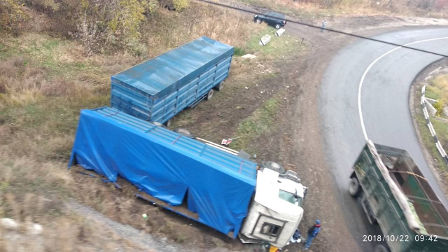 Под Харьковом перевернулась фура с прицепом (фото)