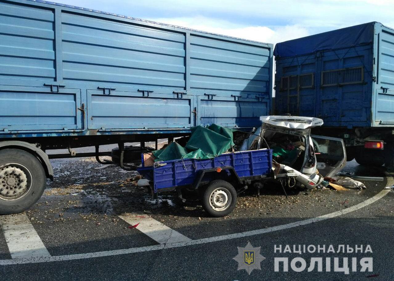 ВАЗ попал под прицеп грузовика: погибли харьковчане (фото)