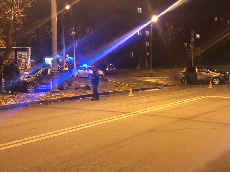 Авария в Харькове: машина вылетела с дороги (фото, дополнено)