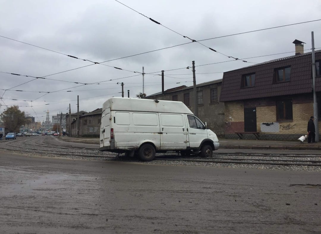 В Харькове машина застряла на рельсах (фото)