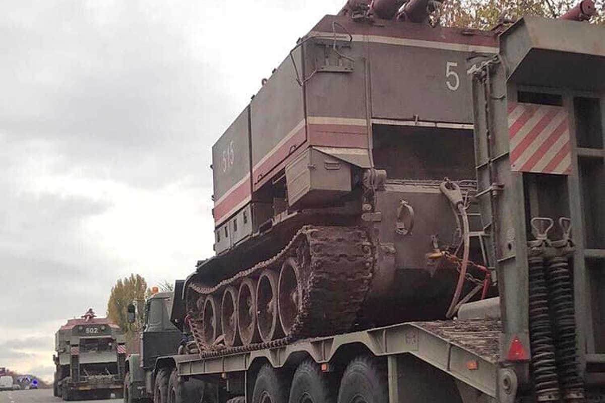 По Харькову прошла колонна военной техники (фото)