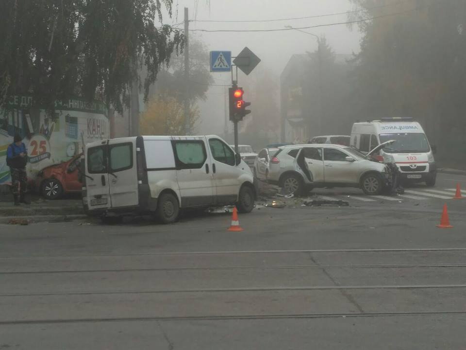 Тройное ДТП в Харькове: машина влетела в столб (фото)