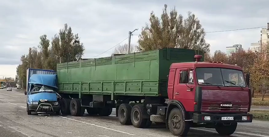 В Харькове "Газель" влетела в фуру (видео, дополнено)