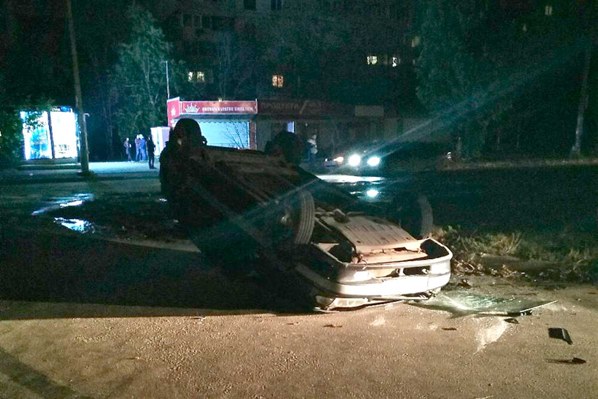 В Харькове перевернулась машина (фото)