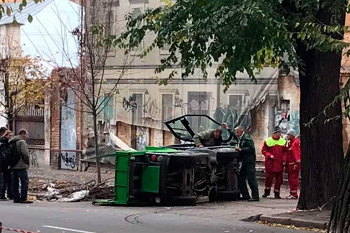 В центре перевернулся коммунальный грузовик