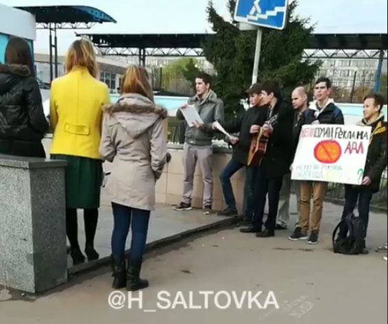 Возле метро агитировали против Хэллоуина (видео)