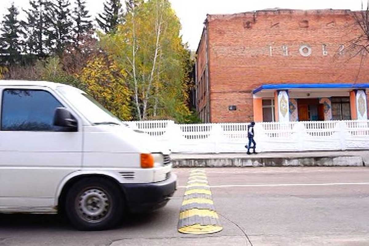 Под Харьковом установили лежачих полицейских