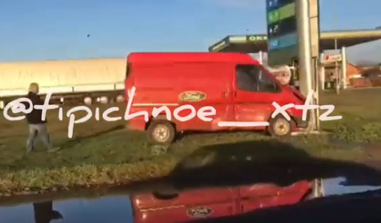 На окружной "Газель" влетела в стелу (видео)