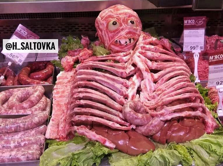 Еще один харьковский супермаркет сделал жуткую инсталляцию на Хэллоуин (фото)